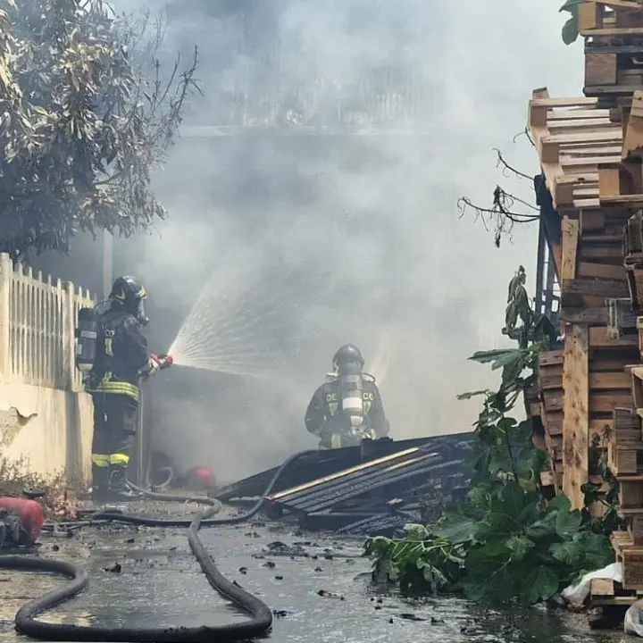 Reggio Calabria, vasto incendio in un capannone nel quartiere Spirito Santo: 40 famiglie evacuate
