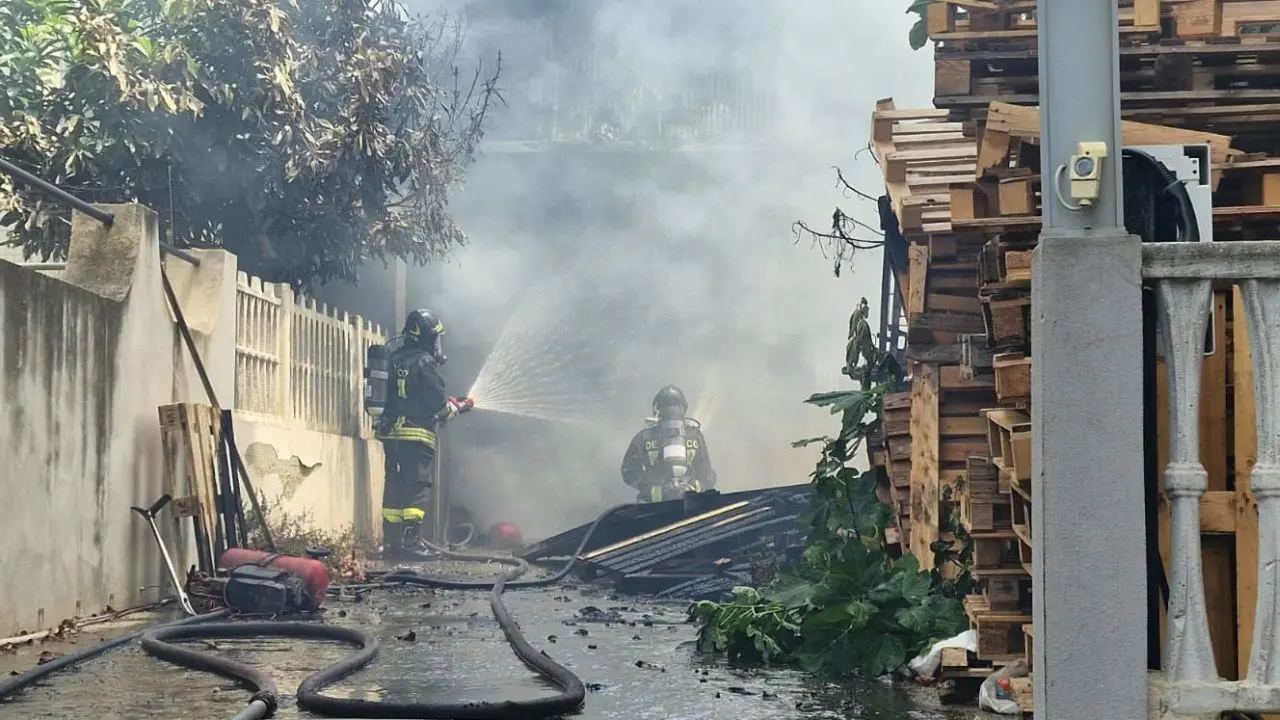 Reggio Calabria, vasto incendio in un capannone nel quartiere Spirito Santo: 40 famiglie evacuate