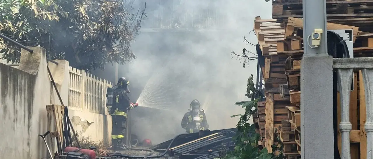 Reggio Calabria, vasto incendio in un capannone nel quartiere Spirito Santo: 40 famiglie evacuate