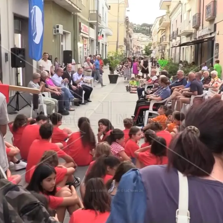 Soverato festeggia otto anni di Bandiera blu, il sindaco Vacca: «Riflessi importanti sul turismo»