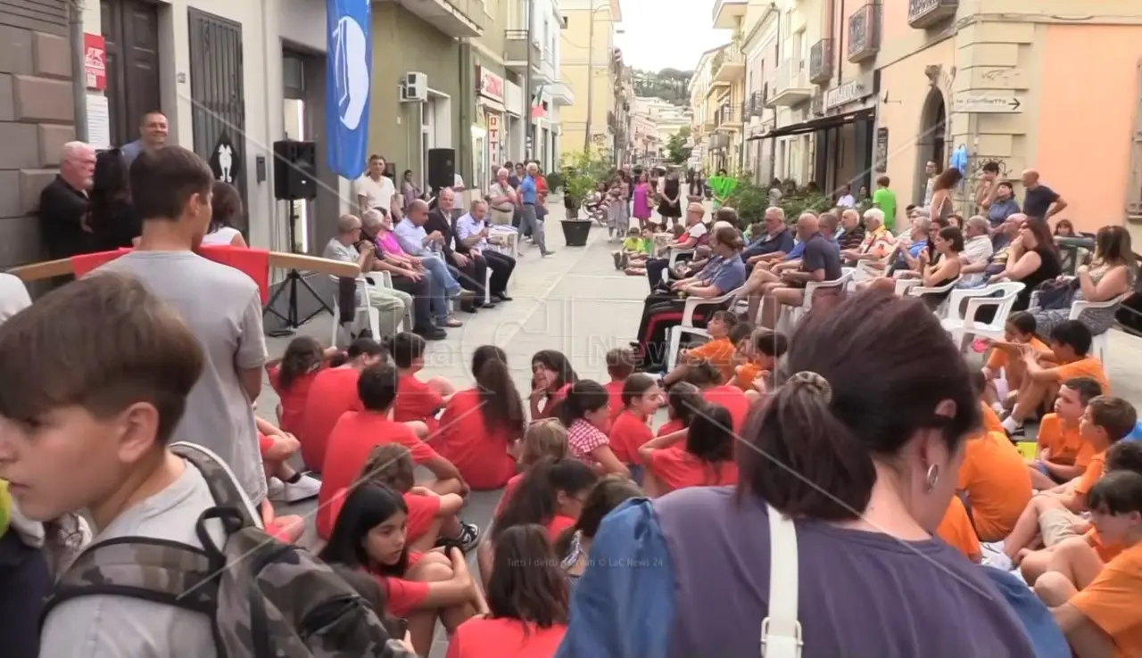 Soverato festeggia otto anni di Bandiera blu, il sindaco Vacca: «Riflessi importanti sul turismo»