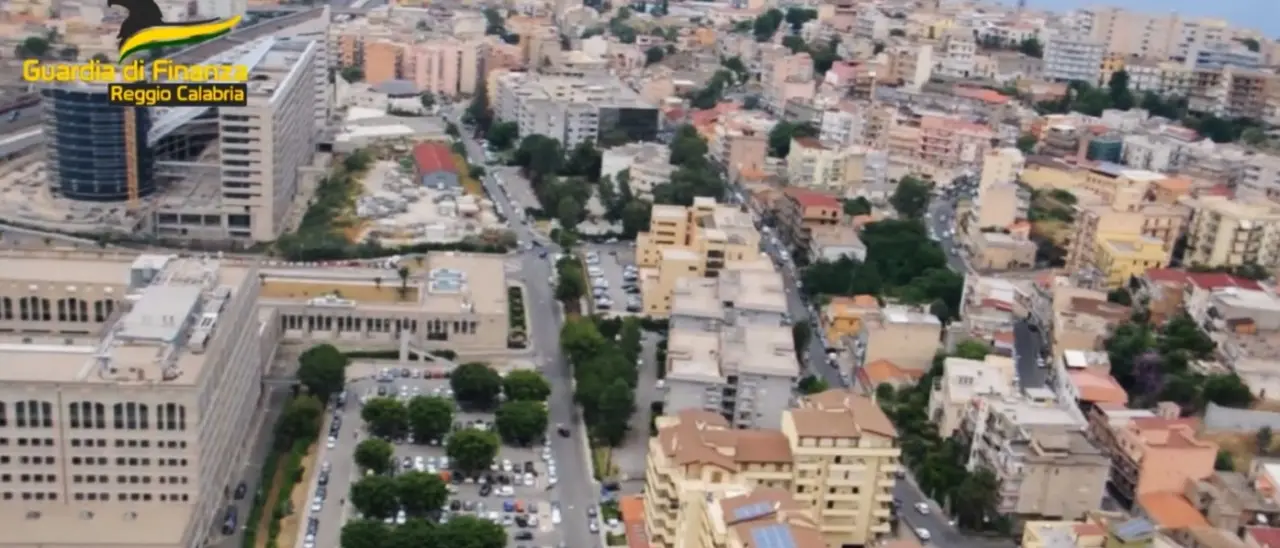 Società finisce in amministrazione giudiziaria, gli inquirenti: «Stretti rapporti parentali con soggetti vicini alla cosca Alampi»