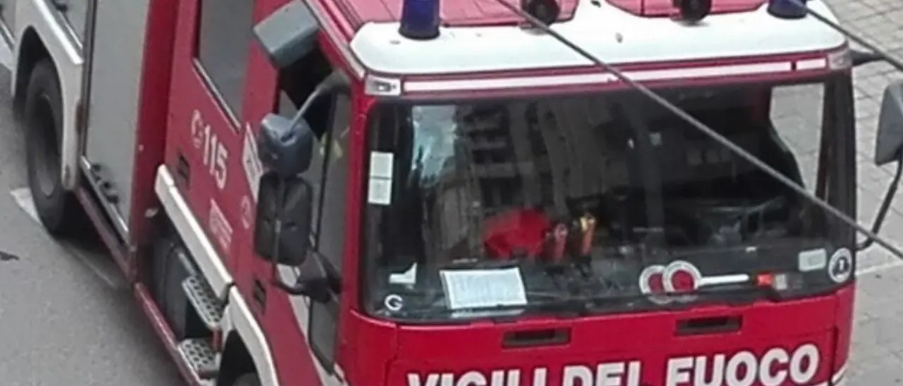 Tromba d’aria a Corigliano-Rossano, albero crolla e si schianta su un’auto in sosta