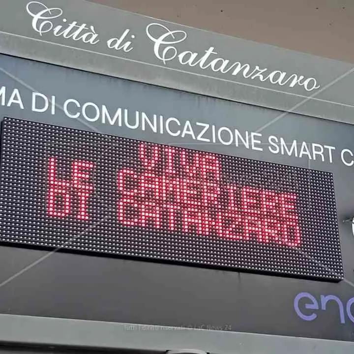 “Viva le cameriere di Catanzaro”: il messaggio del Comune in tutta la città. E Feltri si scusa con Fiorita