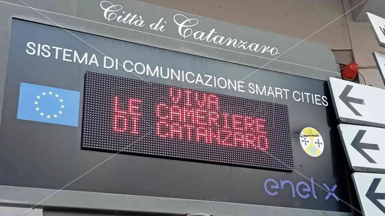 “Viva le cameriere di Catanzaro”: il messaggio del Comune in tutta la città. E Feltri si scusa con Fiorita