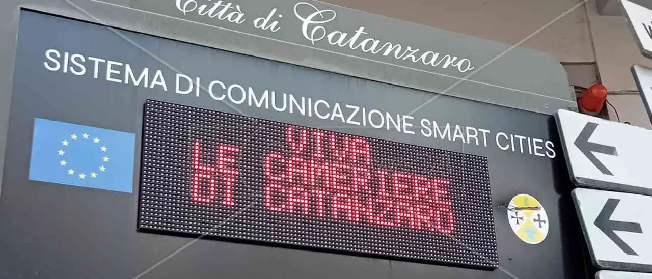 “Viva le cameriere di Catanzaro”: il messaggio del Comune in tutta la città. E Feltri si scusa con Fiorita