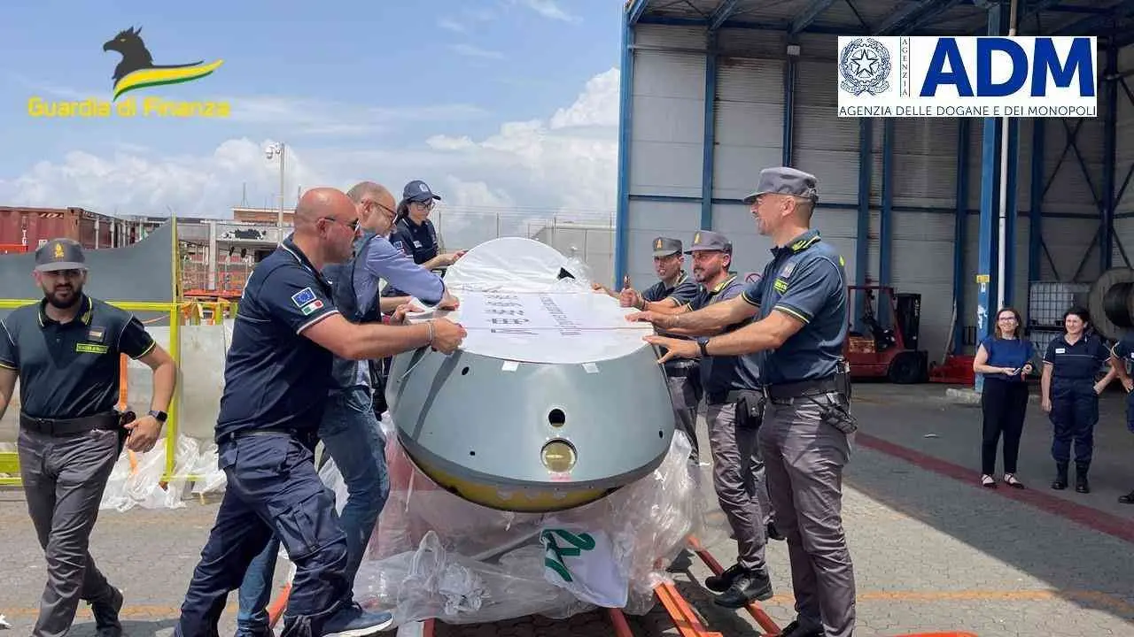 C’erano droni da guerra nei container delle pale eoliche: sequestrato a Gioia Tauro un carico di armi diretto in Libia