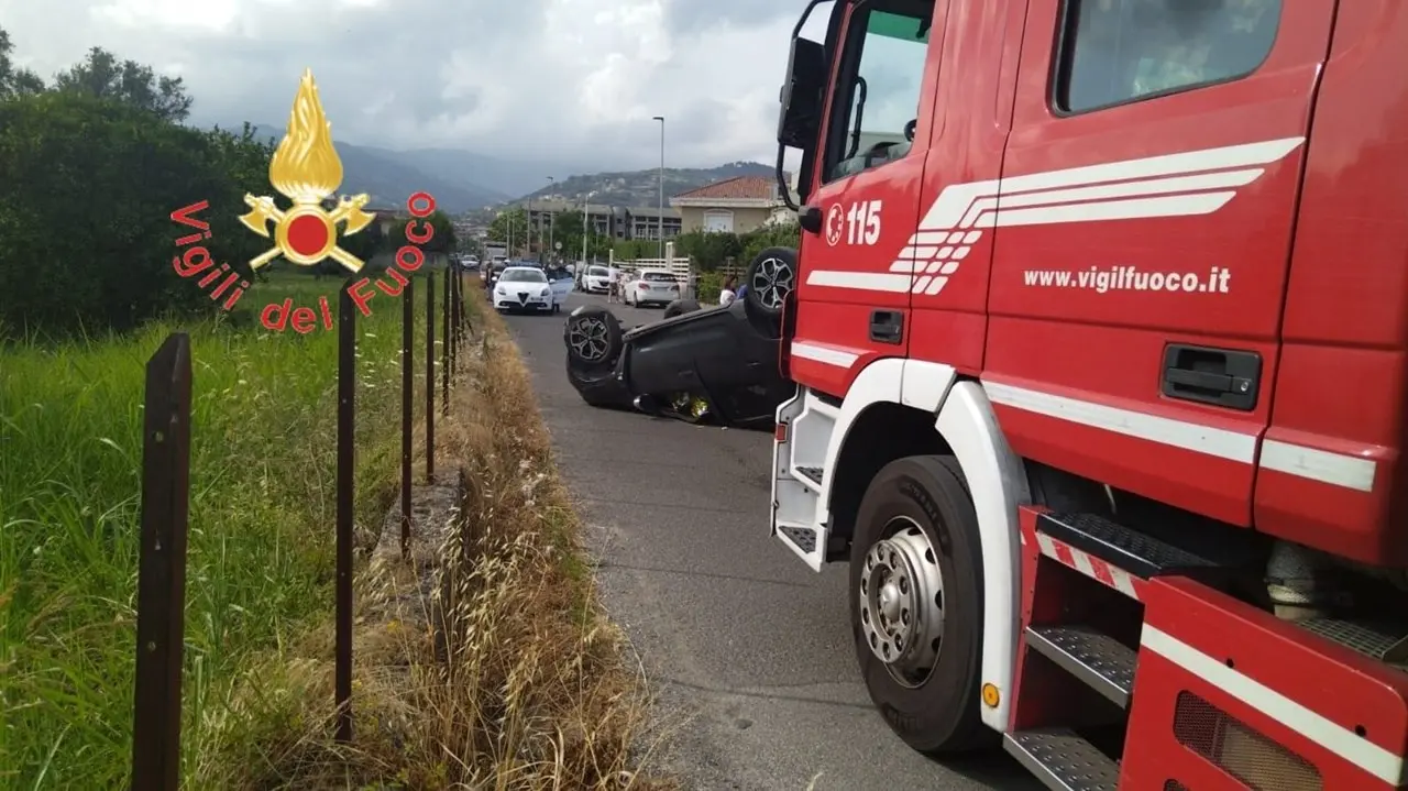 Incidente a Lamezia, auto impatta contro un muretto e si ribalta: ferita la conducente