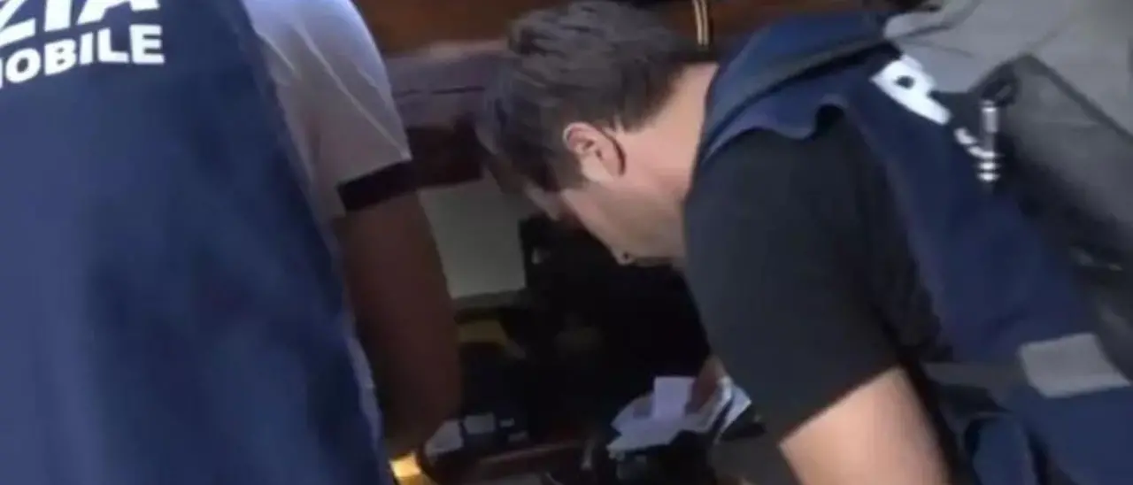 Abusi sessuali su minorenni in un istituto di cura, arrestato un dipendente nel Catanese