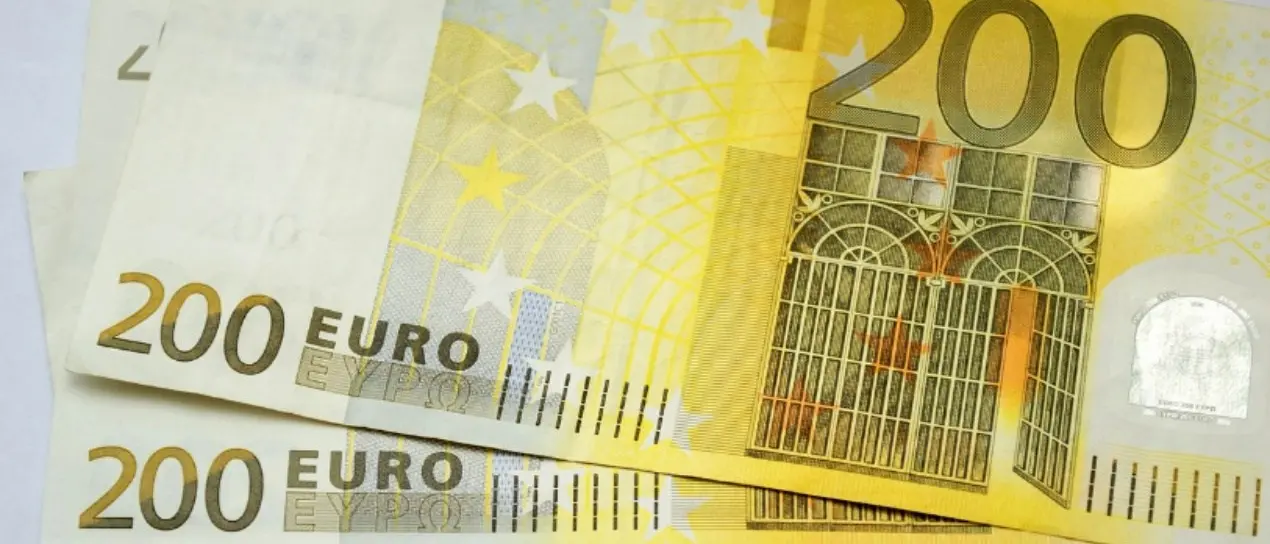 Fa shopping con soldi falsi, arrestata una 33enne a Corigliano-Rossano. Denunciati marito e figlio minorenne