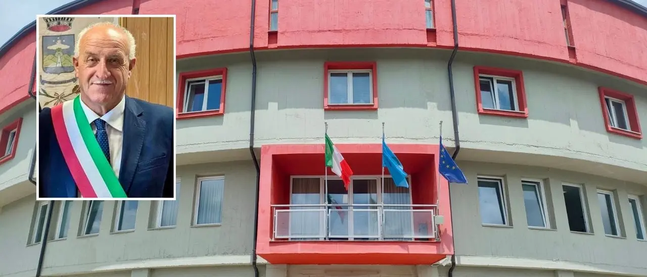 «Sono fascista»: bufera sulla frase del sindaco di Colosimi in Consiglio. L’opposizione scrive al prefetto ma lui si difende: «Ero ironico»