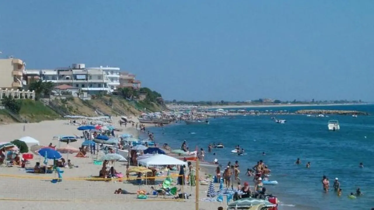 Microalga tossica in mare, divieto di balneazione a Torre Melissa dopo le analisi Arpacal
