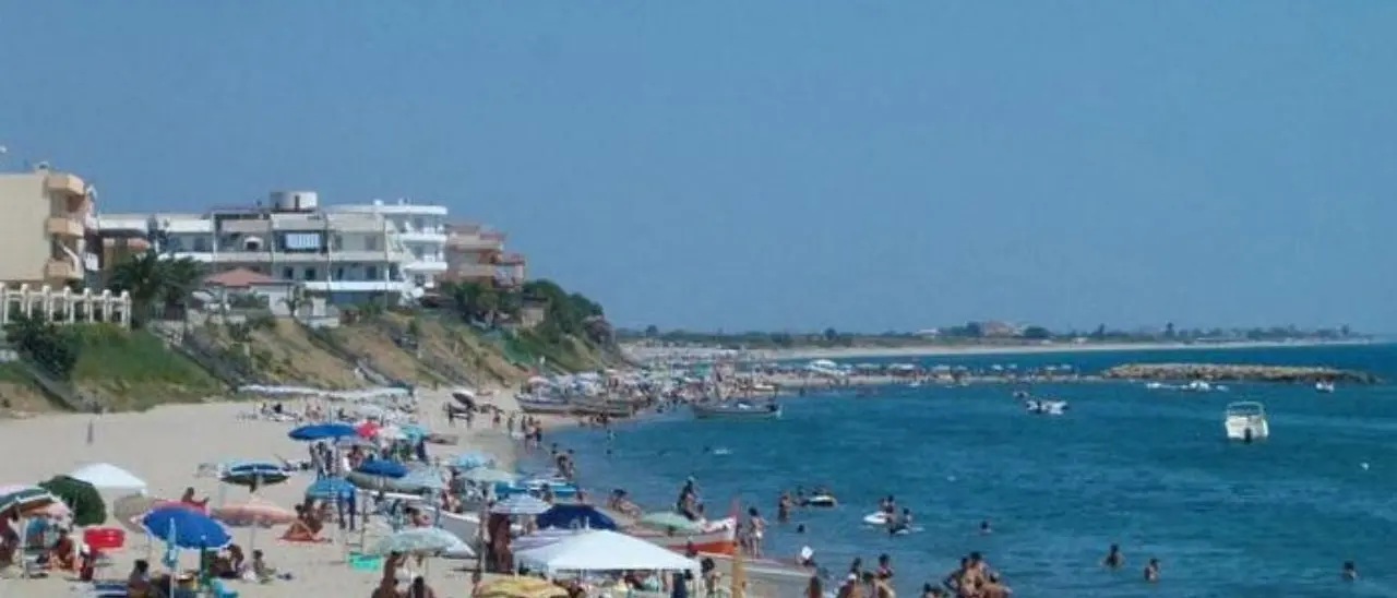 Microalga tossica in mare, divieto di balneazione a Torre Melissa dopo le analisi Arpacal