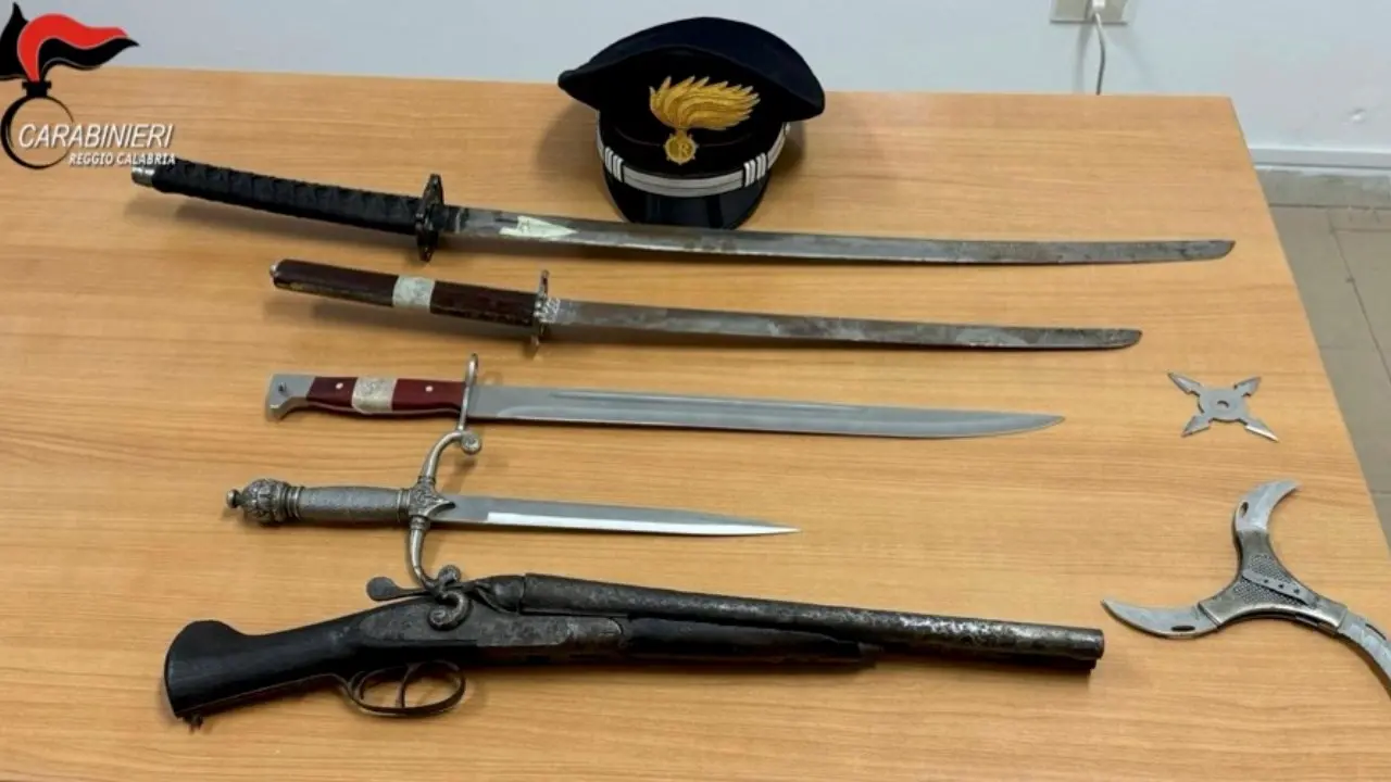 Stelle ninja, spade giapponesi e fucili: un arsenale nascosto in un armadio. A Reggio Calabria denunciato un 36enne