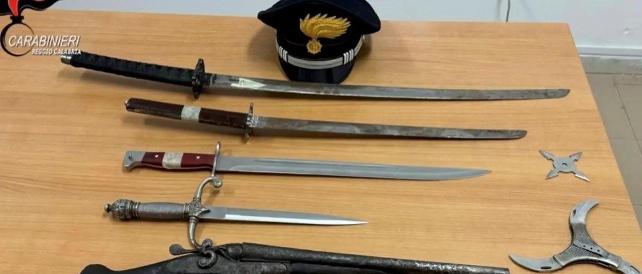 Stelle ninja, spade giapponesi e fucili: un arsenale nascosto in un armadio. A Reggio Calabria denunciato un 36enne