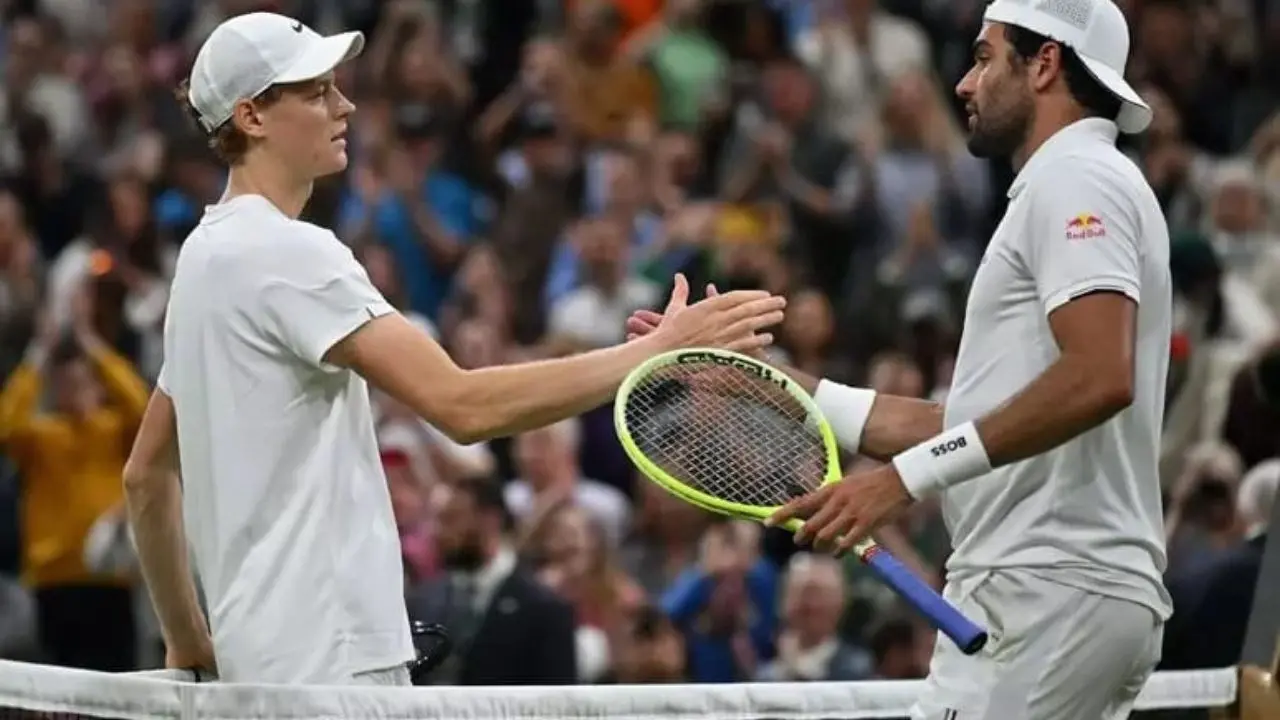 Wimbledon, Sinner vince con Berrettini e accede al terzo turno: il derby diventa uno spot per il tennis italiano