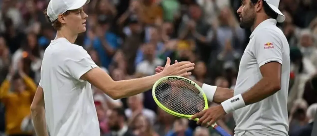Wimbledon, Sinner vince con Berrettini e accede al terzo turno: il derby diventa uno spot per il tennis italiano