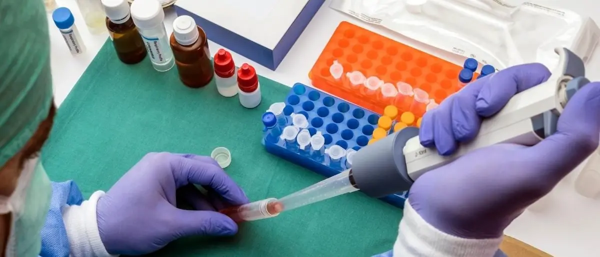 Terrorizzato dal Covid avrebbe violato la privacy dei vicini con la complicità degli amici medici: «Datemi l’esito dei loro tamponi»