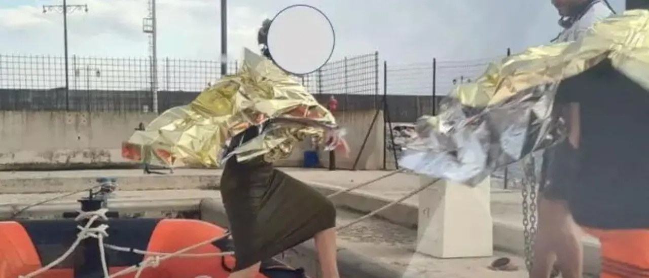 Barca si capovolge in mare, la Guardia costiera salva due diportisti nel Catanzarese