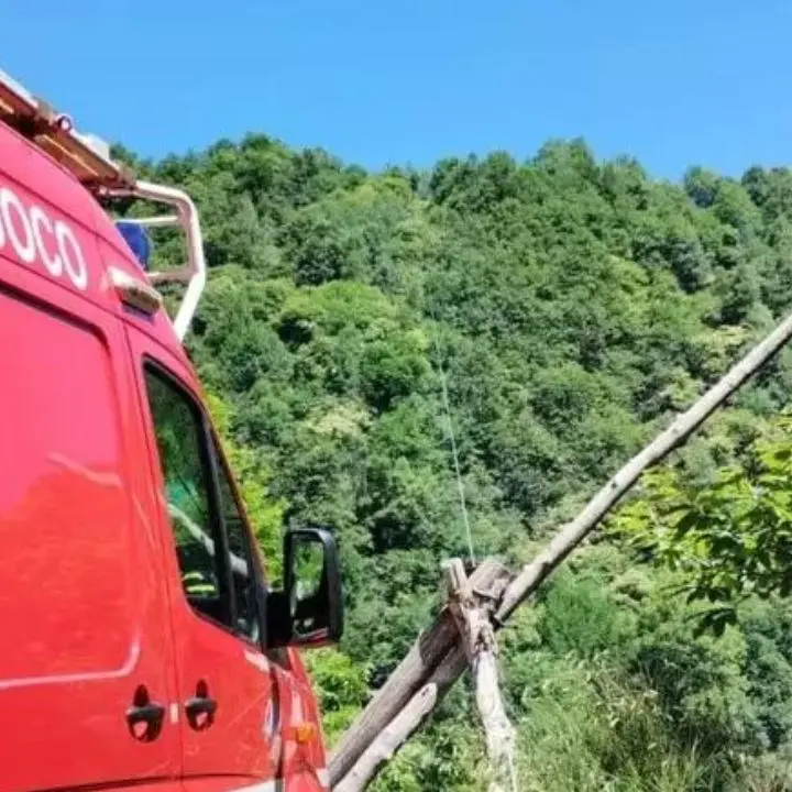 Turista resta agganciata alla teleferica, muore dopo un volo di 100 metri in Piemonte