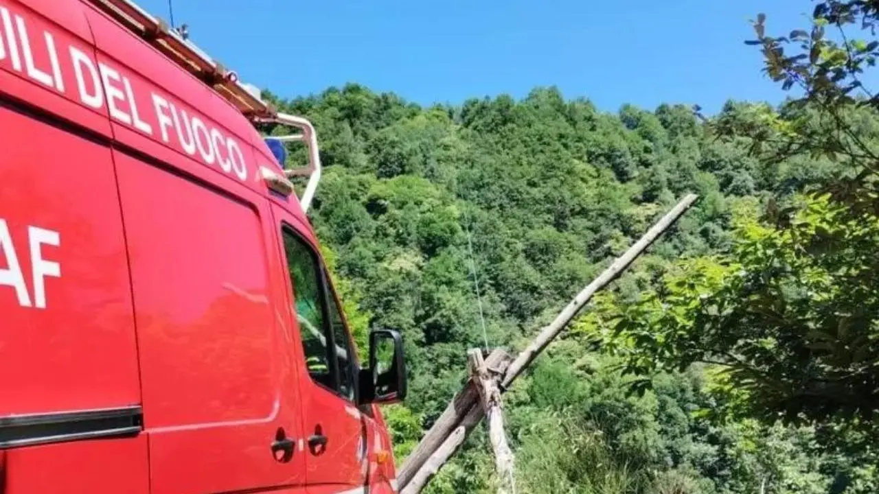 Turista resta agganciata alla teleferica, muore dopo un volo di 100 metri in Piemonte