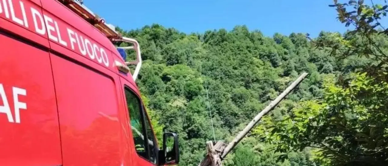 Turista resta agganciata alla teleferica, muore dopo un volo di 100 metri in Piemonte