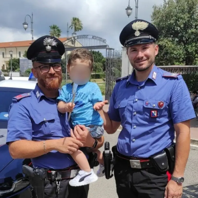 Catanzaro, gioca con le chiavi della mamma e resta bloccato nell’auto: bimbo di 3 anni soccorso dai carabinieri