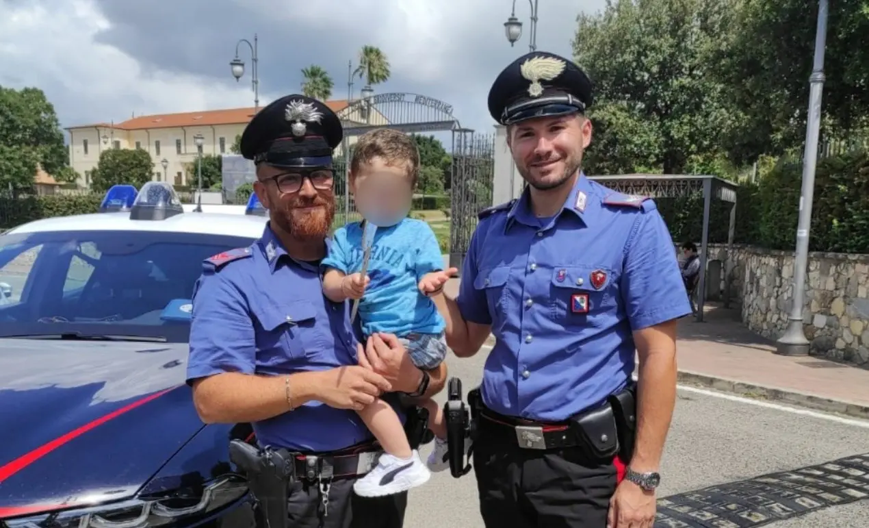 Catanzaro, gioca con le chiavi della mamma e resta bloccato nell’auto: bimbo di 3 anni soccorso dai carabinieri