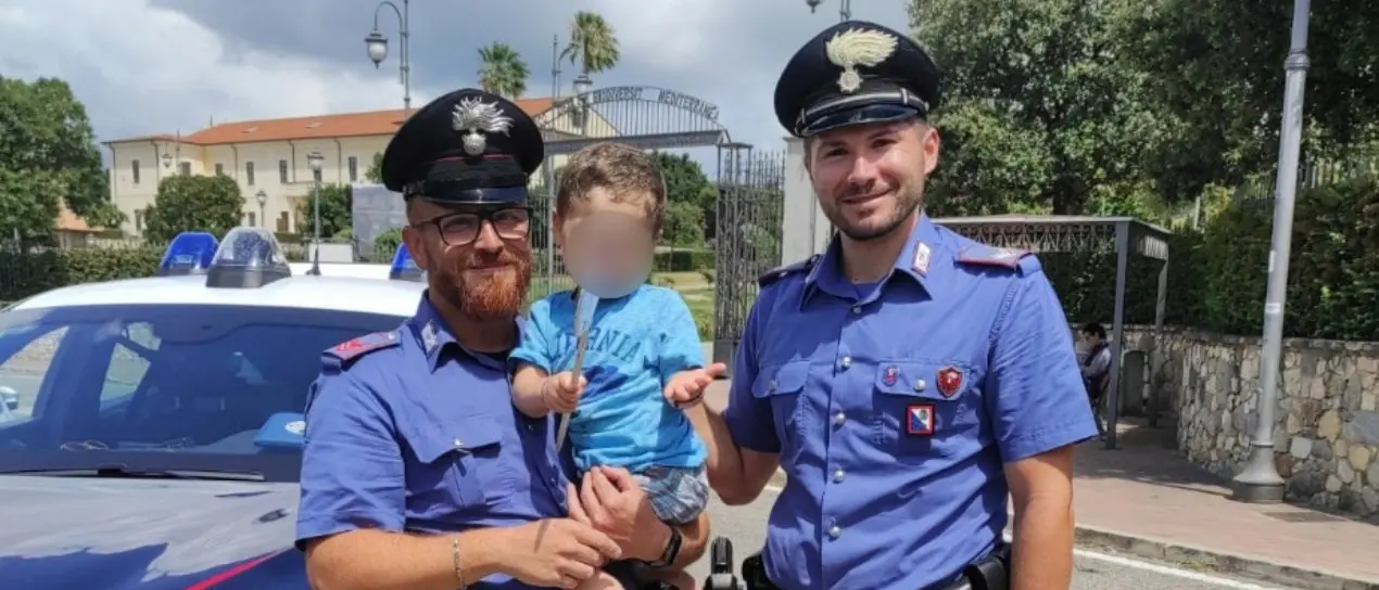 Catanzaro, gioca con le chiavi della mamma e resta bloccato nell’auto: bimbo di 3 anni soccorso dai carabinieri