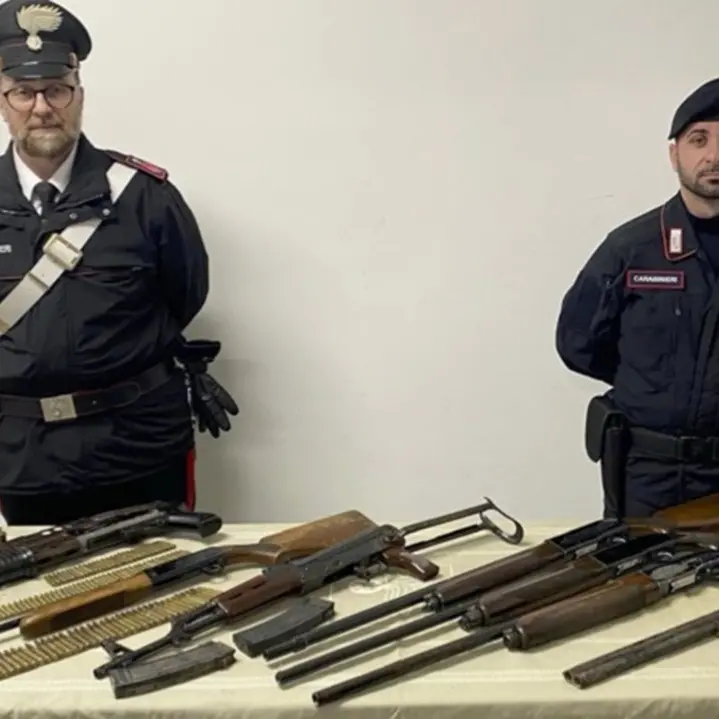 Reggio, armi da guerra trovate in un terreno e sequestrate dai carabinieri