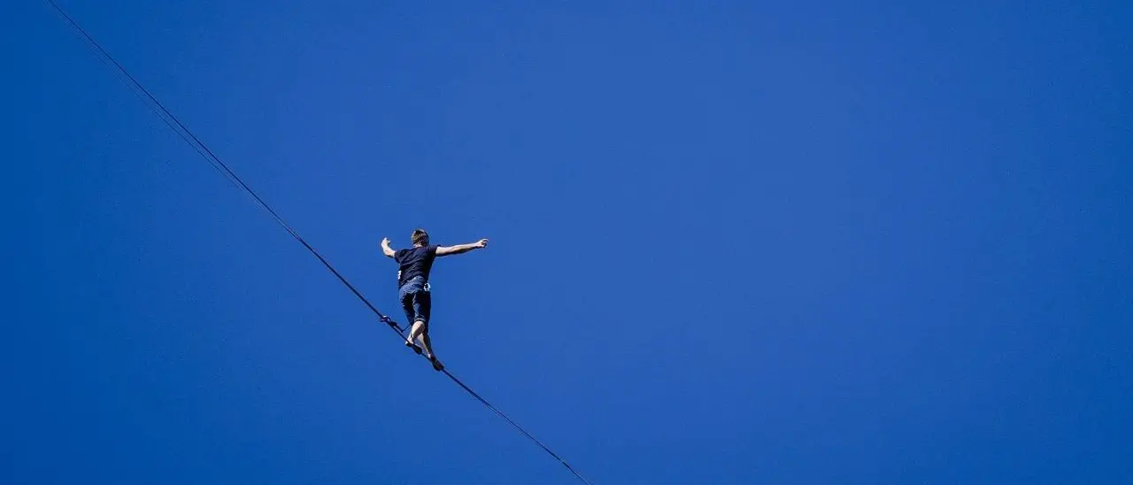 Attraversamento Stretto di Messina su una fune, rinviata per forte vento la sfida dell’estone Roose