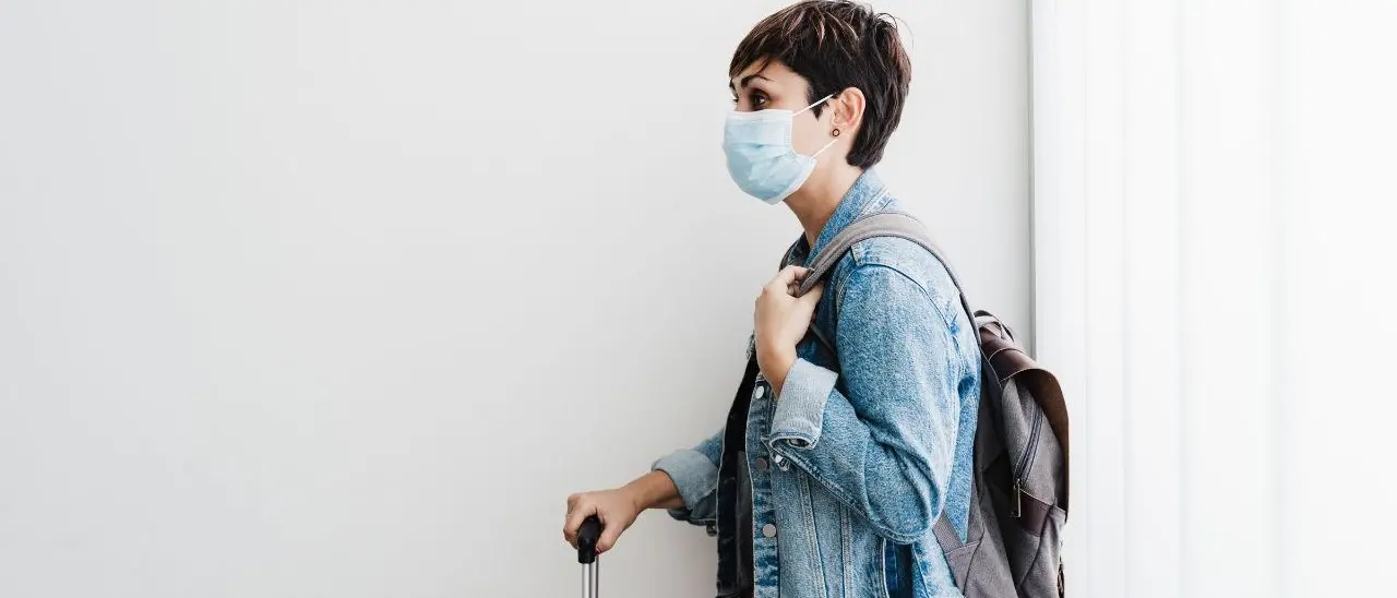 Covid, previsto un picco estivo per variante Kp.3: «Usare la mascherina in viaggio per difendersi»