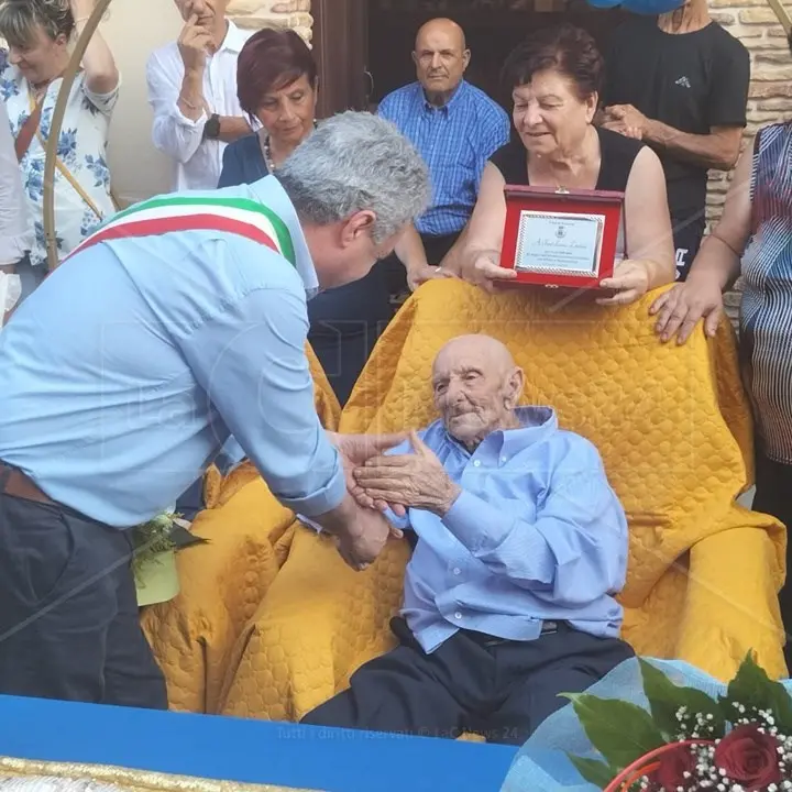 Nicotera, grande festa nella frazione Comerconi per le 100 candeline di nonno Pantaleone