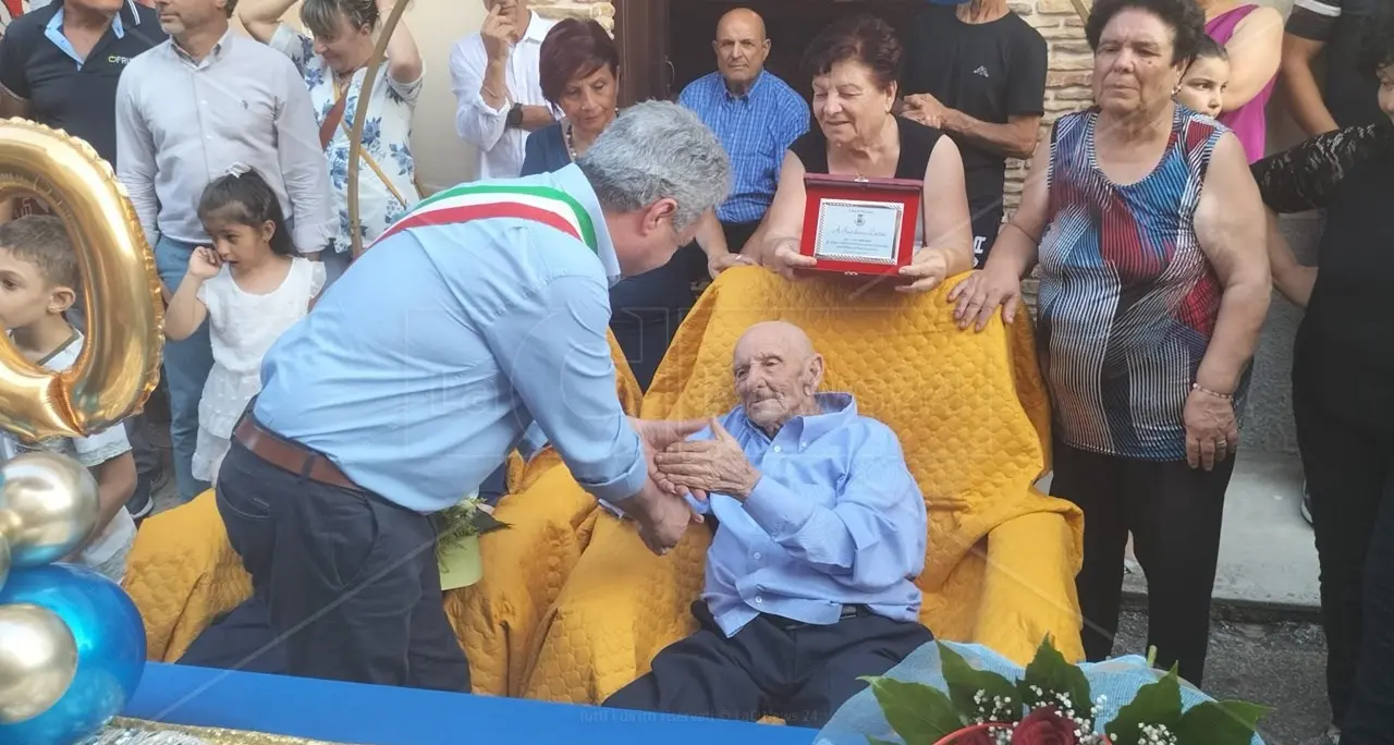 Nicotera, grande festa nella frazione Comerconi per le 100 candeline di nonno Pantaleone