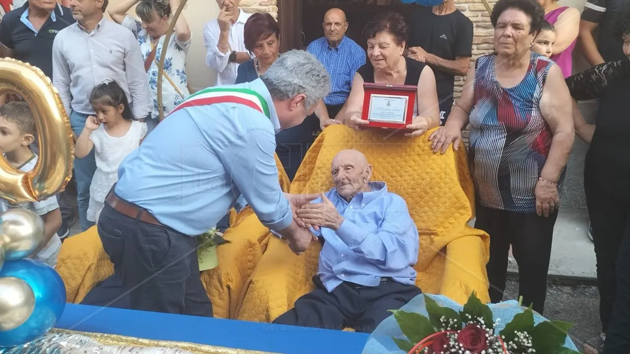 Nicotera, grande festa nella frazione Comerconi per le 100 candeline di nonno Pantaleone