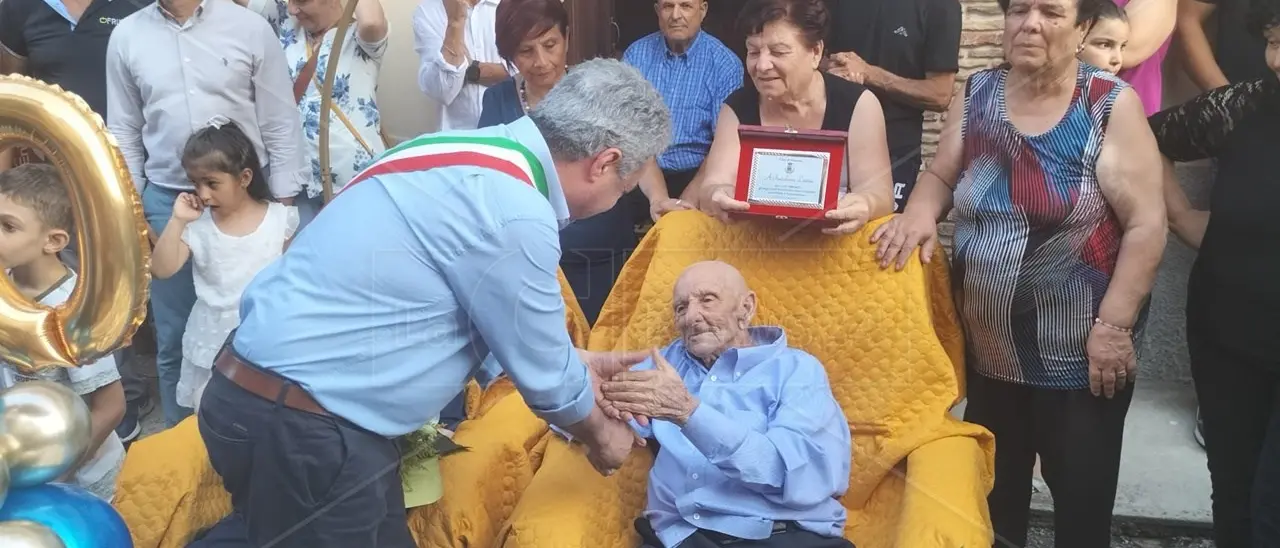 Nicotera, grande festa nella frazione Comerconi per le 100 candeline di nonno Pantaleone