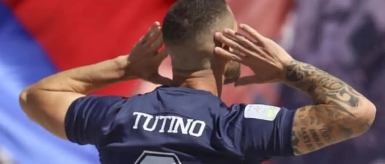 Cosenza Calcio, Tutino pubblica una foto in maglia rossoblù e fa sognare i tifosi