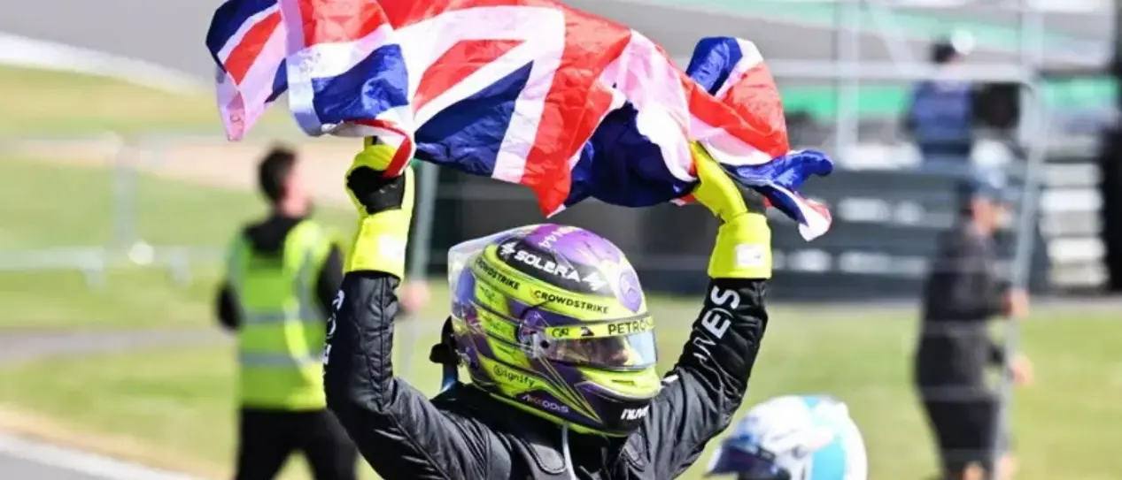 Gp Gran Bretagna, Hamilton torna alla vittoria dopo 2 anni e mezzo: «Volevo vincere per il team e i tifosi». Ferrari flop