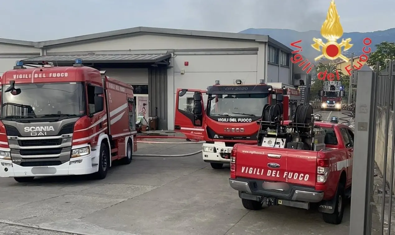 Montalto Uffugo, incendio danneggia un capannone adibito a negozio: un ferito