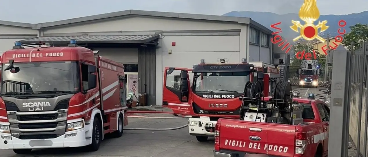 Montalto Uffugo, incendio danneggia un capannone adibito a negozio: un ferito