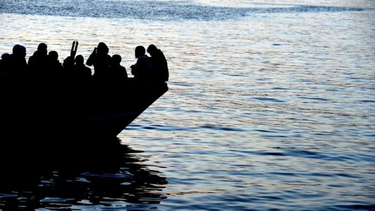 Nuovo sbarco in Calabria, 91 migranti su una barca alla deriva soccorsi e trasferiti a Crotone