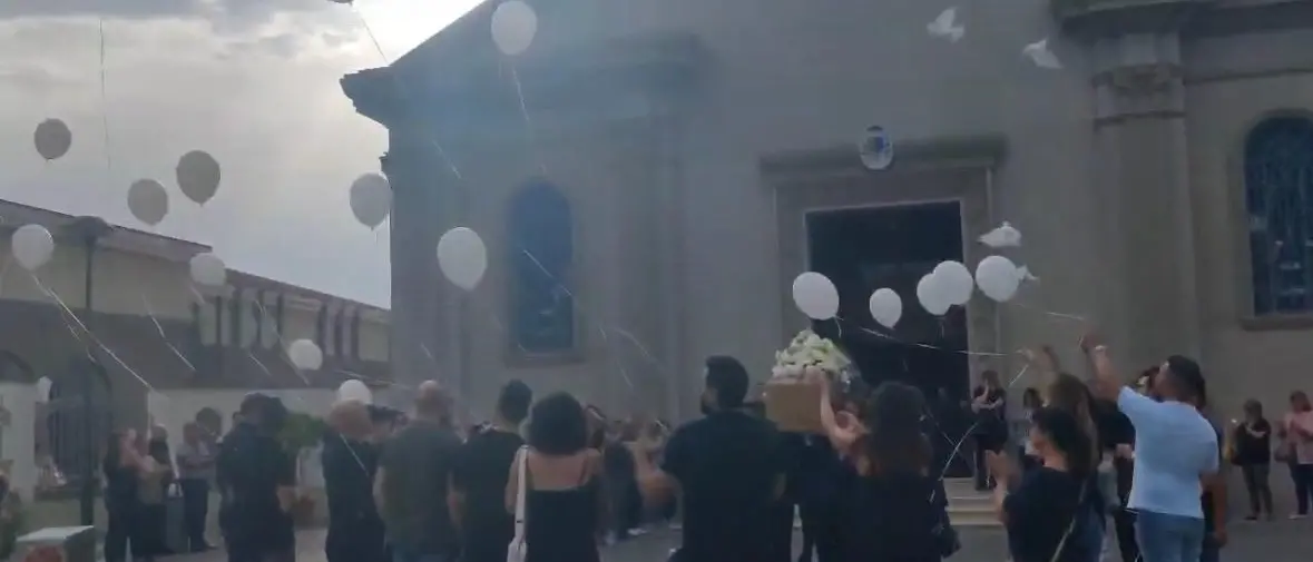 Locri: lacrime e commozione per l’ultimo saluto a Christian Guarneri, morto dopo le dimissioni dall’ospedale