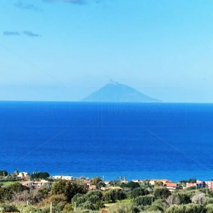 Etna e Stromboli, l’eterno fascino ardente dei due giganti siciliani a un tiro di schioppo dalla costa tirrenica della Calabra