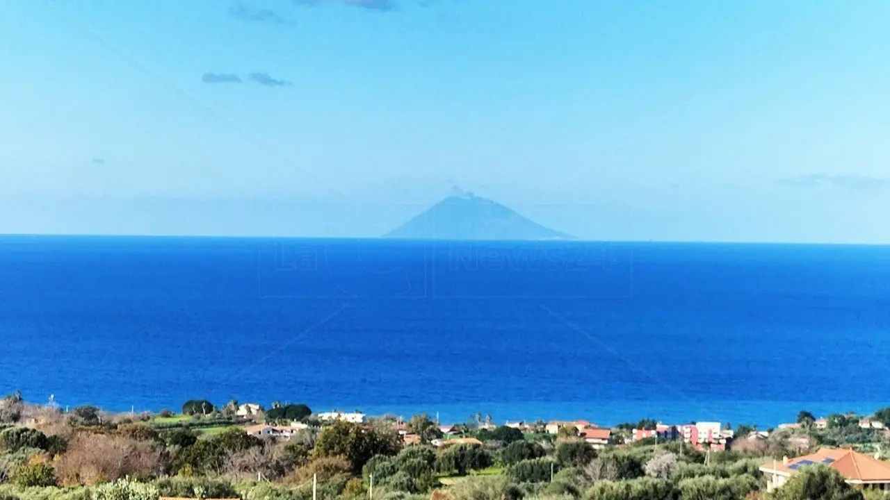 Etna e Stromboli, l’eterno fascino ardente dei due giganti siciliani a un tiro di schioppo dalla costa tirrenica della Calabra