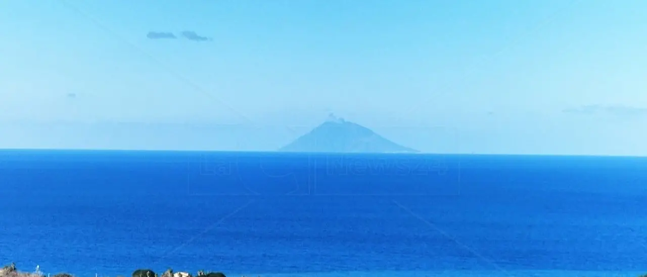 Etna e Stromboli, l’eterno fascino ardente dei due giganti siciliani a un tiro di schioppo dalla costa tirrenica della Calabra