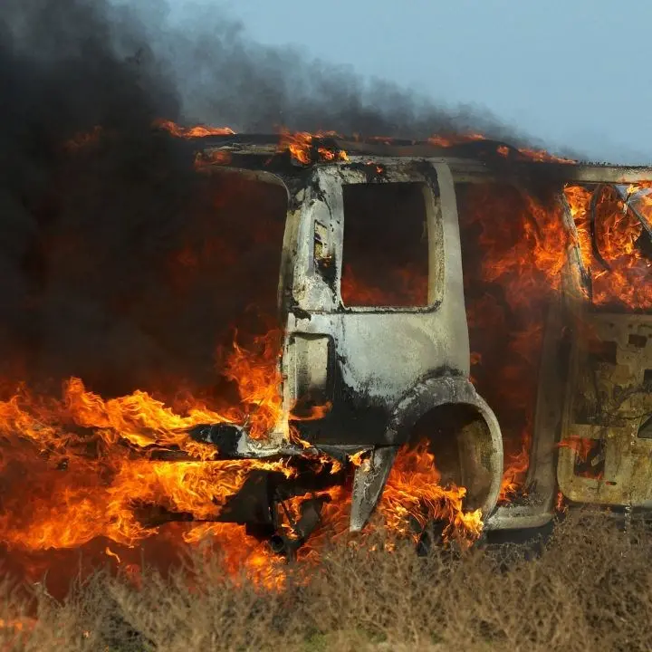 In fiamme due vecchi camion della raccolta rifiuti nel Cosentino: non si esclude la matrice dolosa