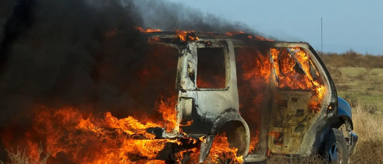In fiamme due vecchi camion della raccolta rifiuti nel Cosentino: non si esclude la matrice dolosa