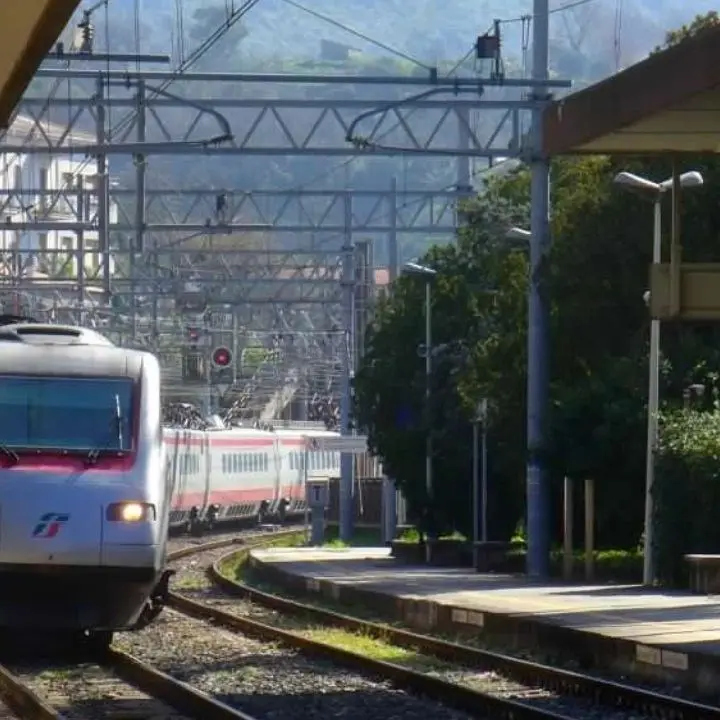 Circolazione interrotta sulla linea Battipaglia-Sapri per un treno merci uscito dai binari