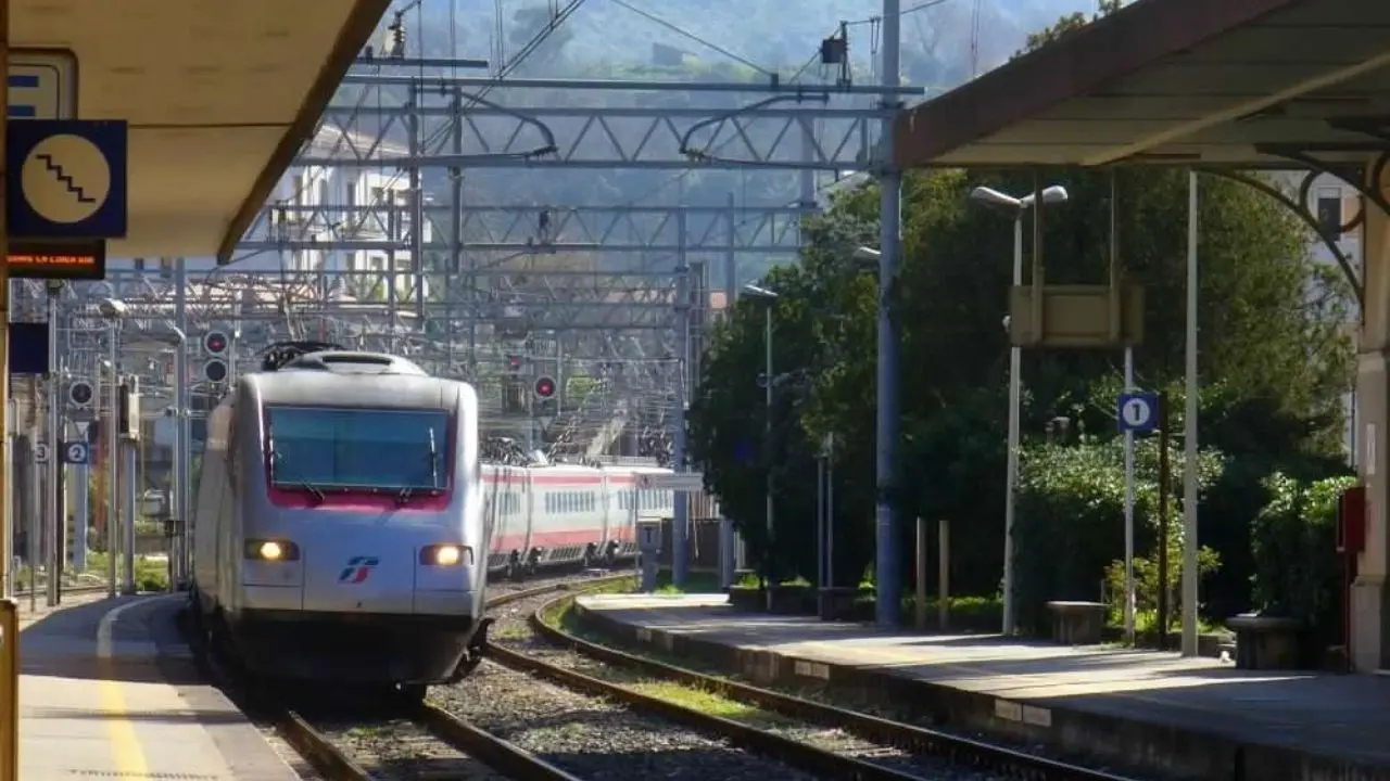 Circolazione interrotta sulla linea Battipaglia-Sapri per un treno merci uscito dai binari