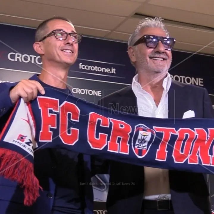 «Guardiamo avanti senza preconcetti, questo è un nuovo inizio»: mister Longo si presenta a Crotone